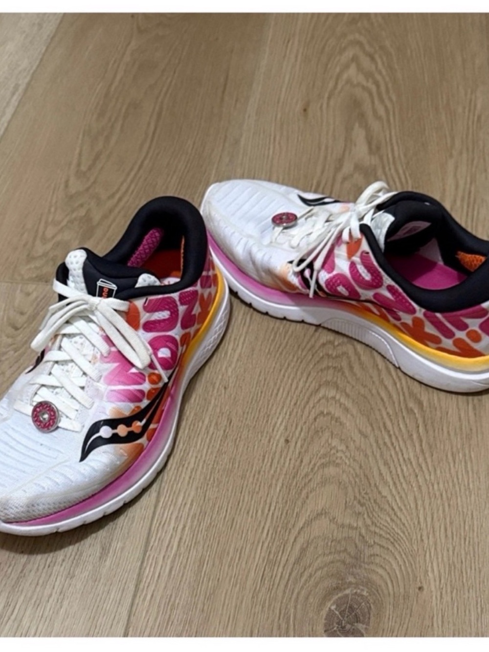 Saucony Kinvara 10 Limited Edition Boston Dunkin sneakers - Picture 4 of 8